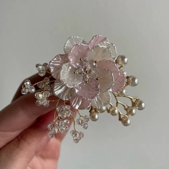 Betsey Johnson Elegant White Floral Pearl Brooch - Picture 5 of 8